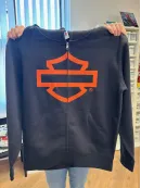 Kvaliteten DTF tisk velikega logotipa na črn pulover s kapuco.