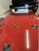 Prikaz delovanja profesionalnega DTF tiskalnika pri izdelavi barvnih preslikačev v zvitku.