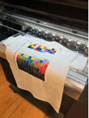 Testni tisk barvne lestvice na majico za zagotavljanje točnosti barv.