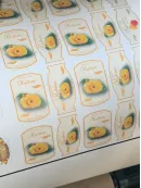 Detajl tiska etiket za marmelado z izrezom