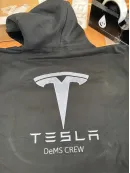 Veliko hrbtno vezenje logotipa na bombažni pulover s kapuco.